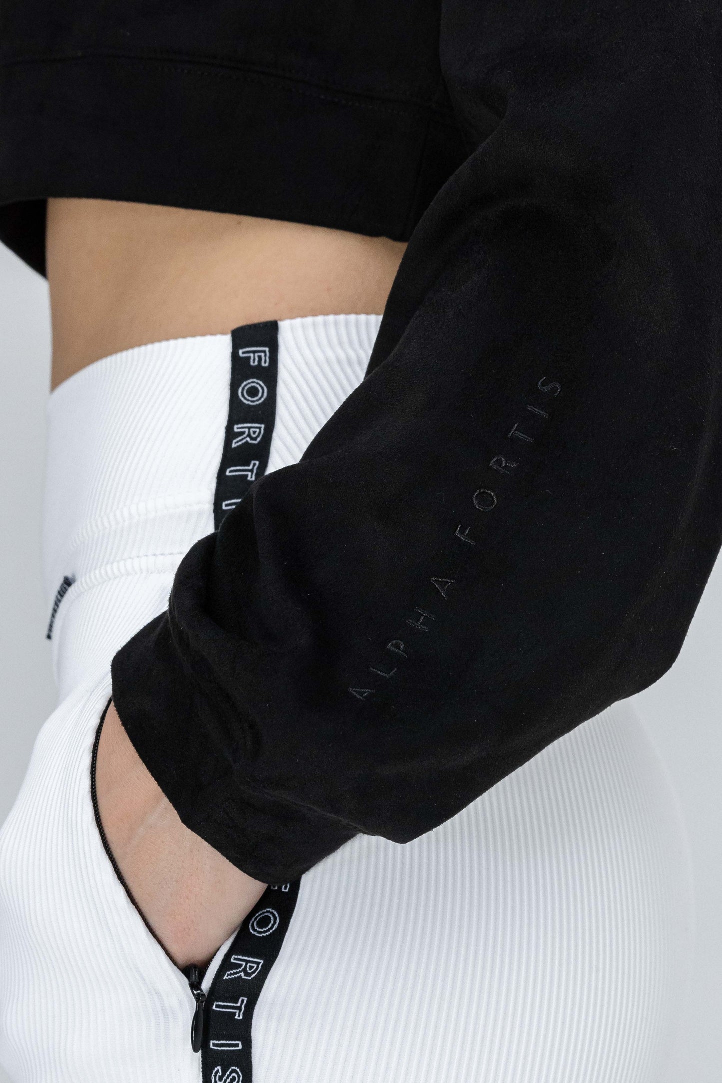 Signature Crop Pullover